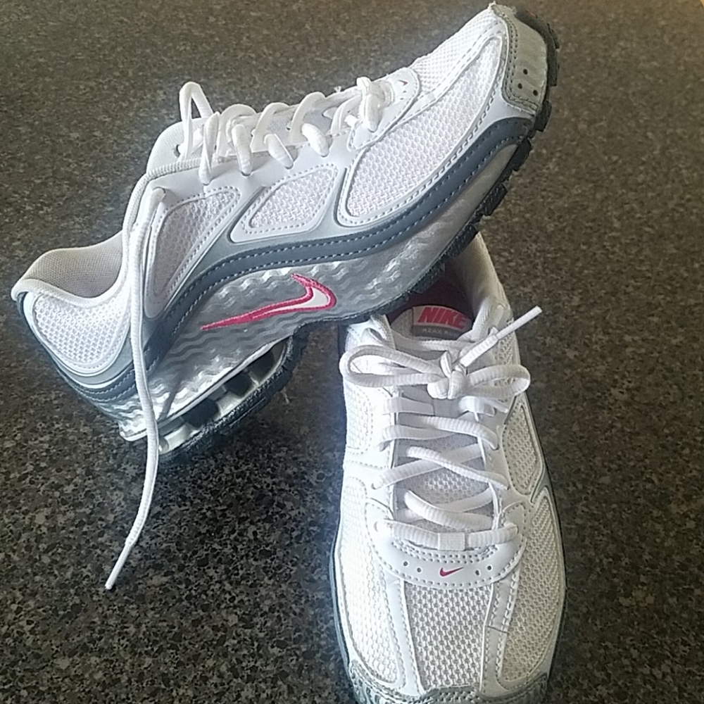 Nike reax size 7. Never worn only tried on.